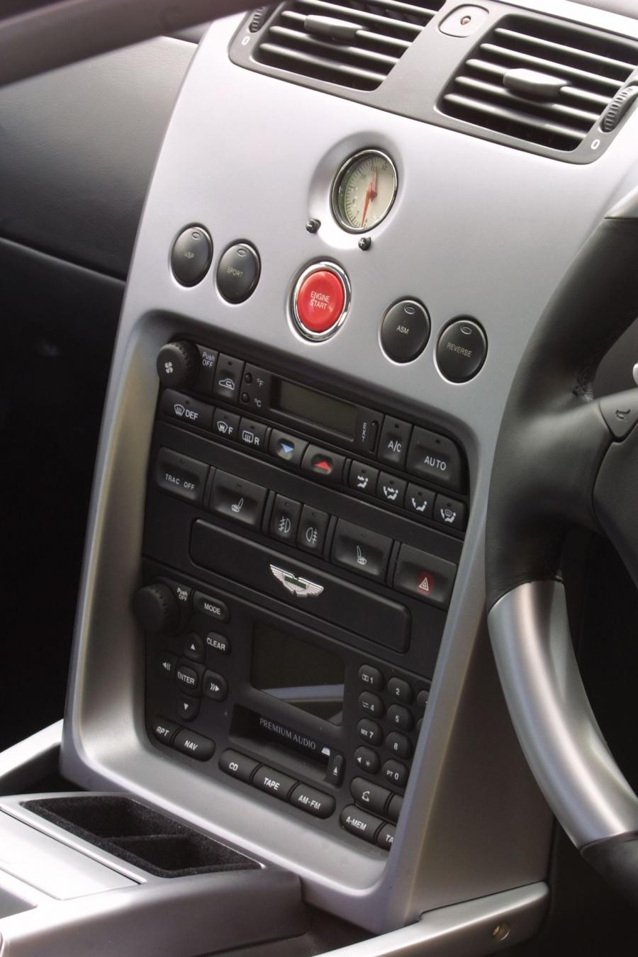Детали интерьера Aston Martin V12 Vanquish 2001 года  (UK) (фото 18 из 44)